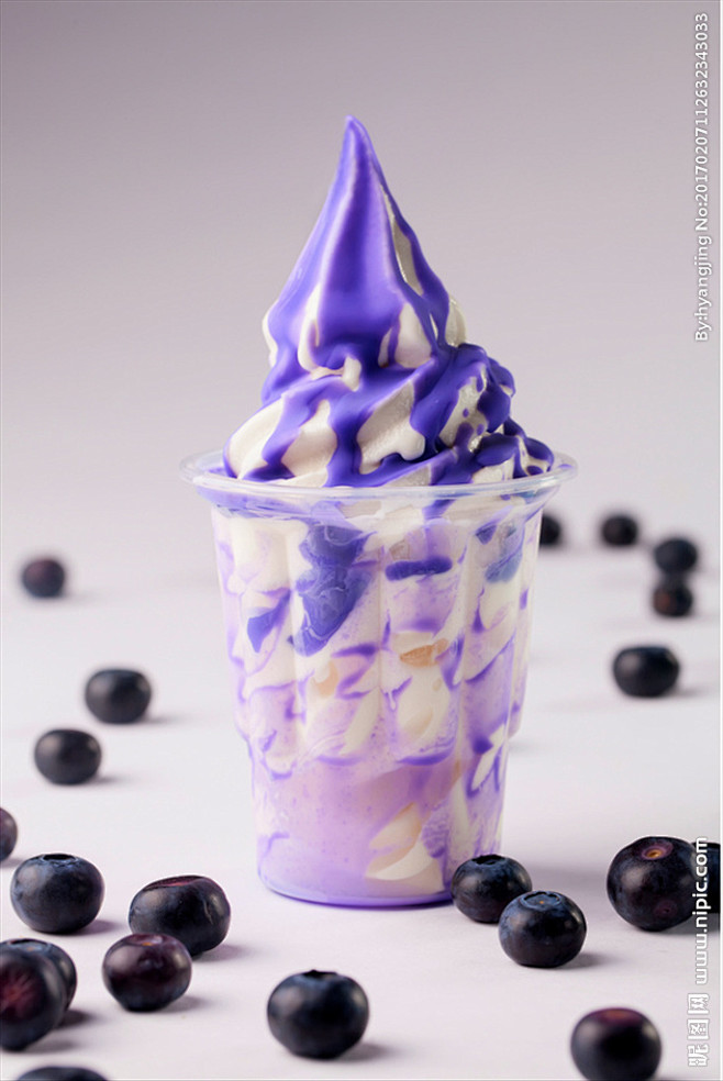 蓝莓脆皮圣代