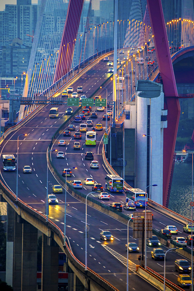 车水马龙流光溢彩