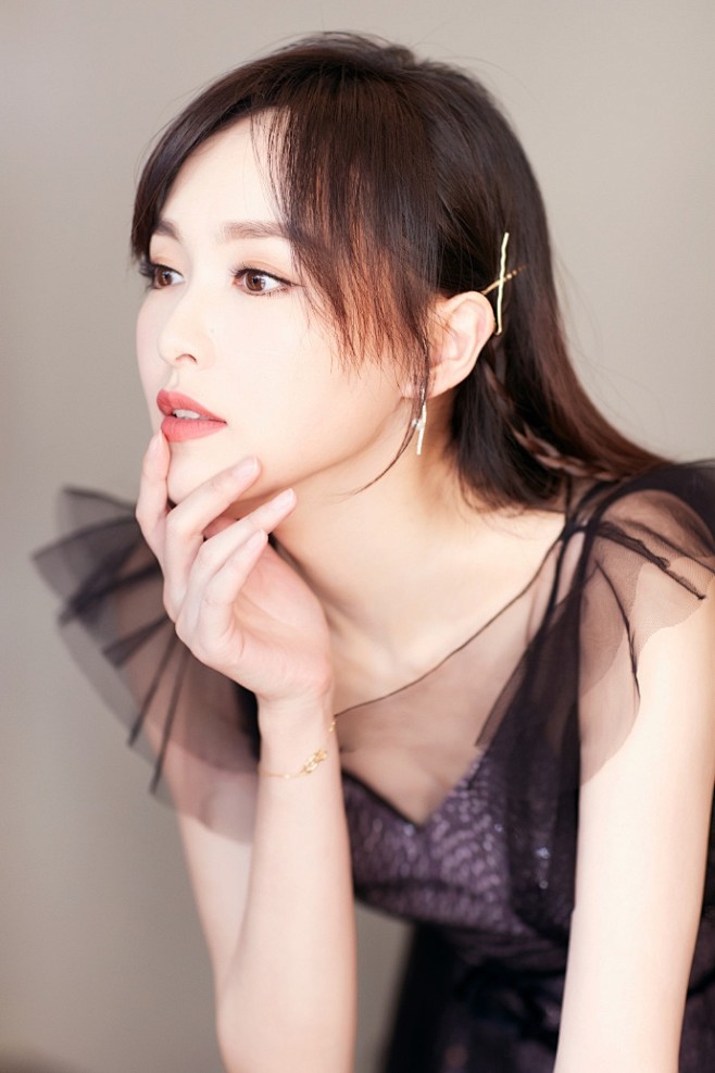 唐嫣薄纱亮片裙温婉优雅 : 唐嫣,罗晋在大年初一播出的百花迎春2019