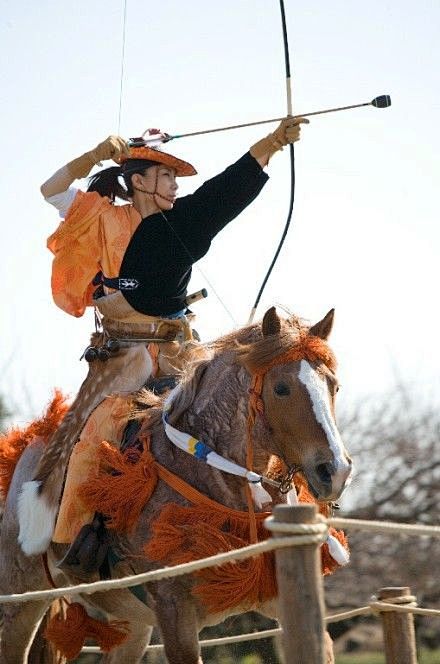 流镝马是日本实施规则最为完整严谨的骑射艺术除了着装外骑射流程也