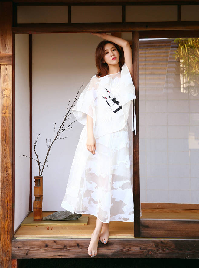 小美女施予斐光脚秀美足，可爱至极