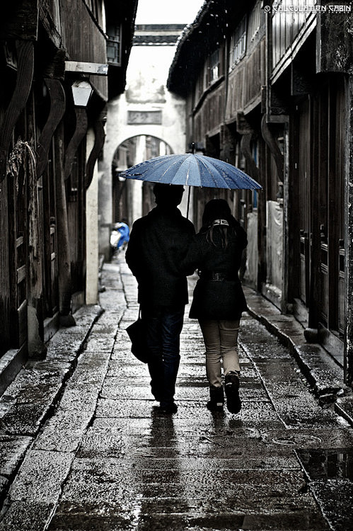 两个人雨中打伞的图片图片