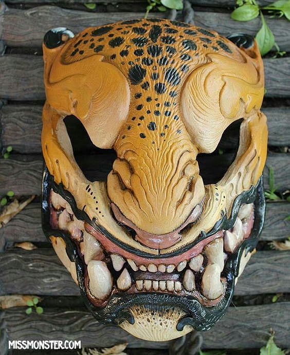 melitacurphy设计制作了很多兽形面具极富张力甚至她的主页还售卖部分