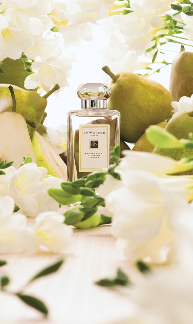 英国梨与小苍兰香水 Jo Malone China Site 秋日精髓。初熟秋梨的感性清爽包围在 白色小苍兰花束