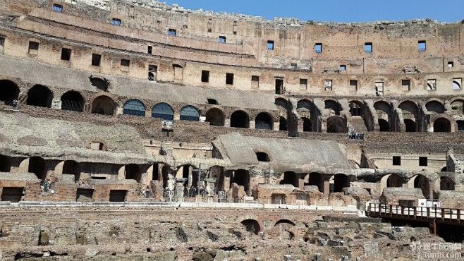 天气依然很热,来自世界各地的游客络绎不绝。