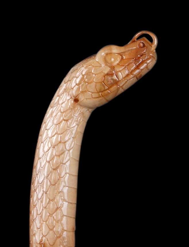 局部图(材料为对节木)7喜欢雕刻家张八十木原创木雕作品《蛇头拐杖》