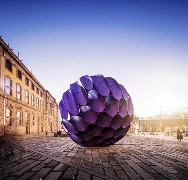 葡萄牙波尔图历史中心紫色月饵美陈装置