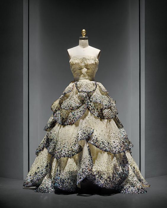 两条1949年的christiandior晚礼服分别名为junon和venus