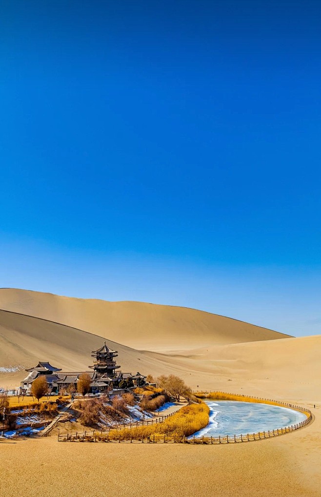 敦煌八大景色之一月牙泉