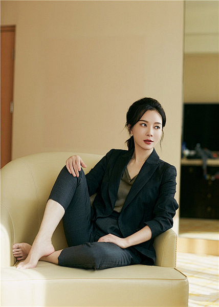 演员陈数身着brunellocucinelli2019秋冬系列宣传电影长安道