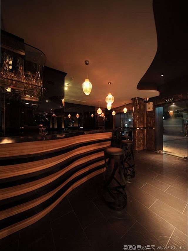 弧形实木酒吧吧台