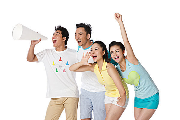 时尚活力的年轻人拿着话筒呼喊