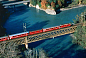 【全球奇观】世界上最壮观的铁路线之一！！！瑞士雷塔恩铁路！！！

    雷塔恩铁路（Rhaetian Railway ）位于瑞士东南部的格劳邦登州和意大利北部的松德里奥省。    阿尔布拉线于1904年开通，长67公里，位于该阿尔布拉-伯尔尼纳文化景观的西北部。    这条铁路的结构非常独特，令人印象深刻，其中包括42条隧道和封闭式地道以及144座高架桥和桥梁。    铁路上的列车横贯位于瑞士和意大利之间的阿尔卑斯山，在纯净的自然美景中穿行，沿途观赏的绵延雪山、湛蓝的湖泊......