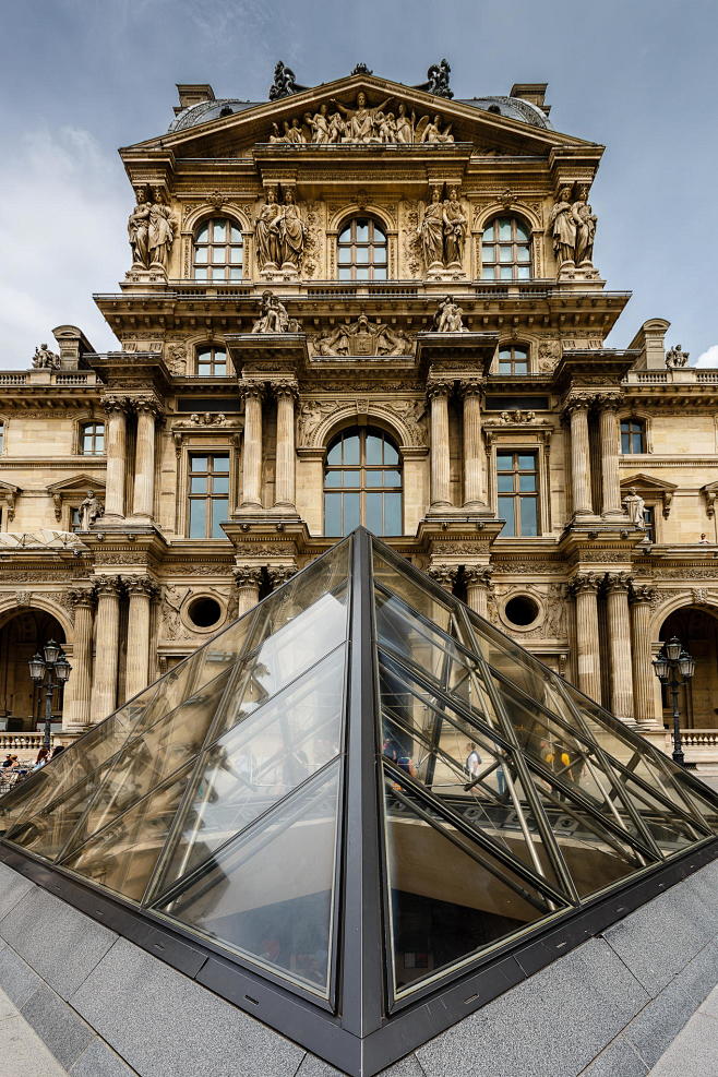 巴黎 glass pyramid in front of the louvre museum, paris, france