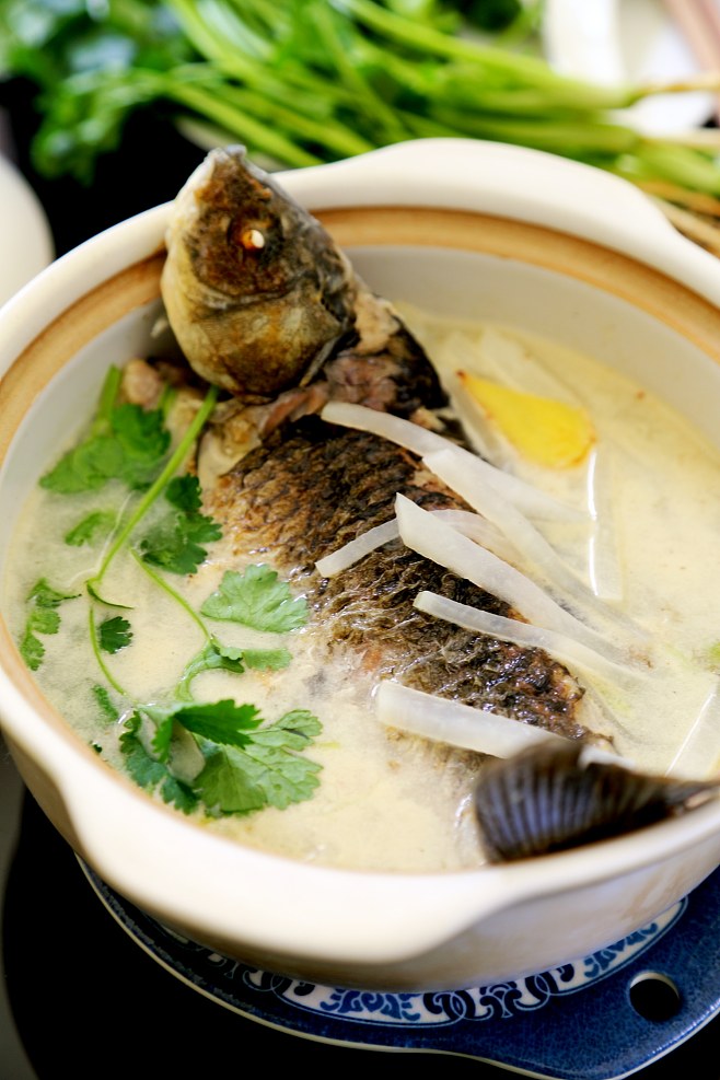 关于布朗族卵石鲜鱼汤的做法的信息