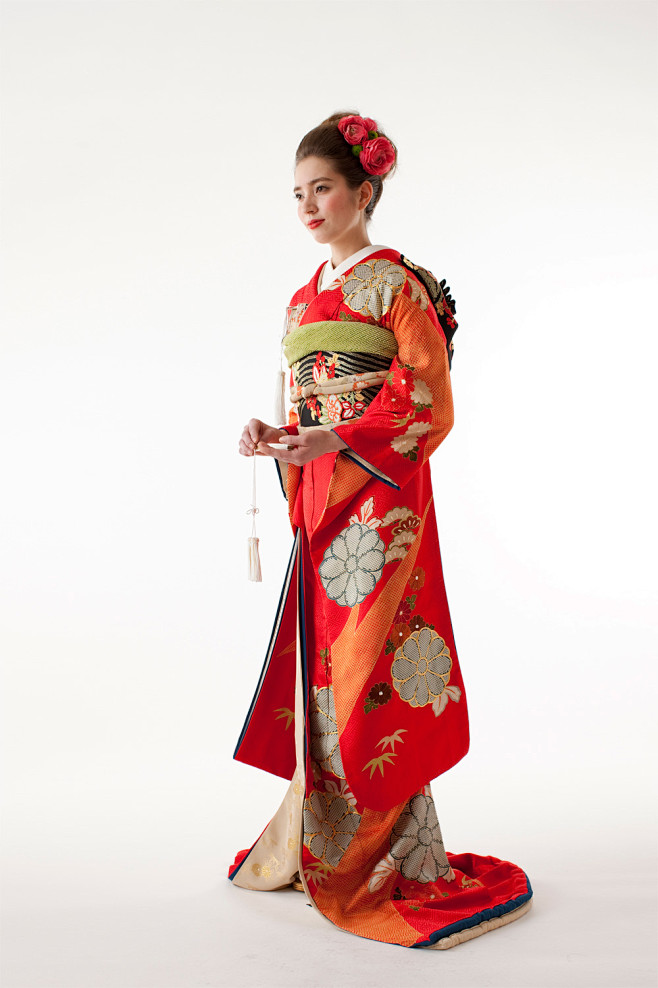 花嫁衣裳為女性結婚時的服飾 是最正式的禮服 源自江戶時代武家大禮服 日本的傳統婚禮為神前婚禮 而花嫁衣是神前婚禮的必要穿著 花嫁衣主要分為三種 包括色 打掛 白無垢以及振袖 通常為大振袖 色調以白或紅為主 圖為來自日本婚禮禮服定制公司丸三屋的和服