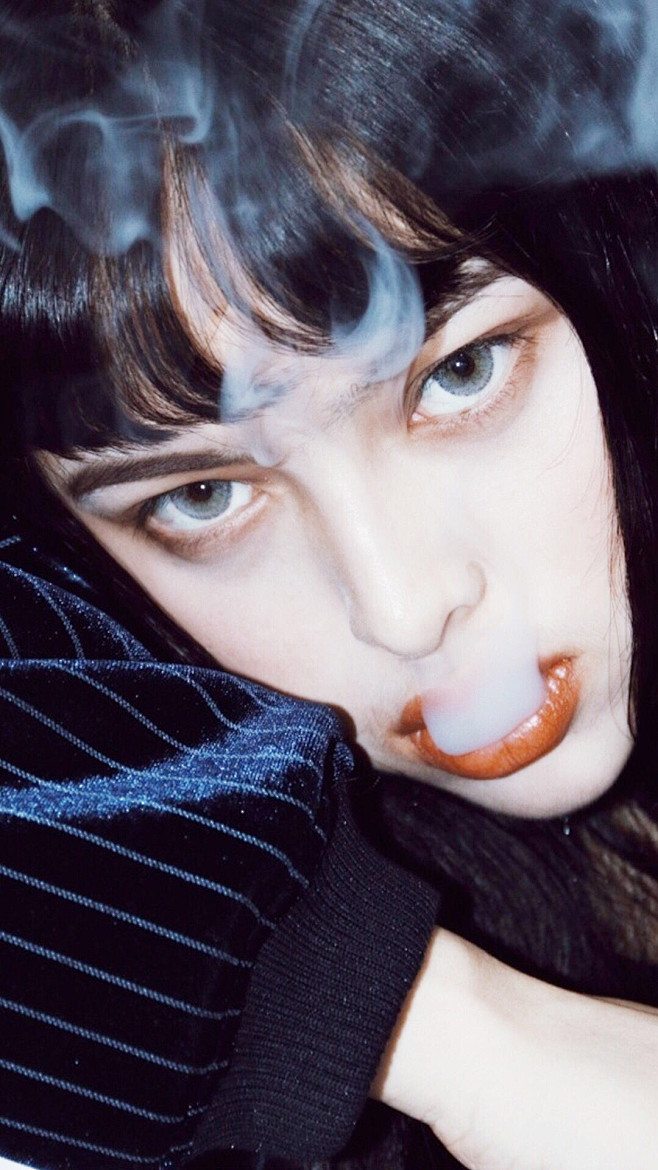 总觉得会抽烟的女人特别有内涵也很有气质她们仿佛有说不完的故事