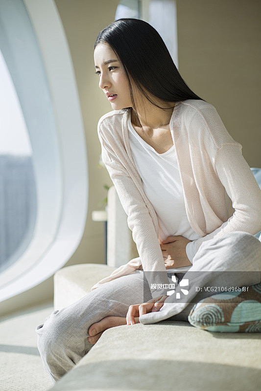 年轻女子肚子疼